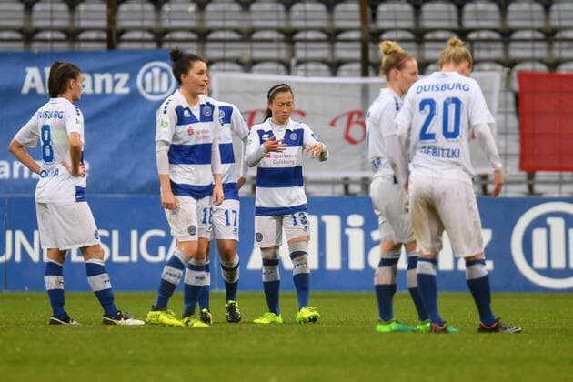 enttäuschte Spielerinnen des MSV Duisburg, Duisburger Spielerinnen mit hängenden Köpfen nach Spielende, enttäuscht schauend, Enttäuschung, Frustration, disappointed, pessimistisch, Fussball,Allianz Frauen-Bundesliga, FC Bayern München - MSV Duisburg,