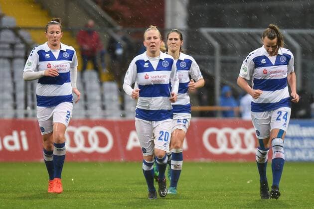 enttäuschte Spielerinnen des MSV Duisburg, Duisburger Spielerinnen mit hängenden Köpfen nach Spielende, enttäuscht schauend, Enttäuschung, Frustration, disappointed, pessimistisch, Fussball,Allianz Frauen-Bundesliga, FC Bayern München - MSV Duisburg,
