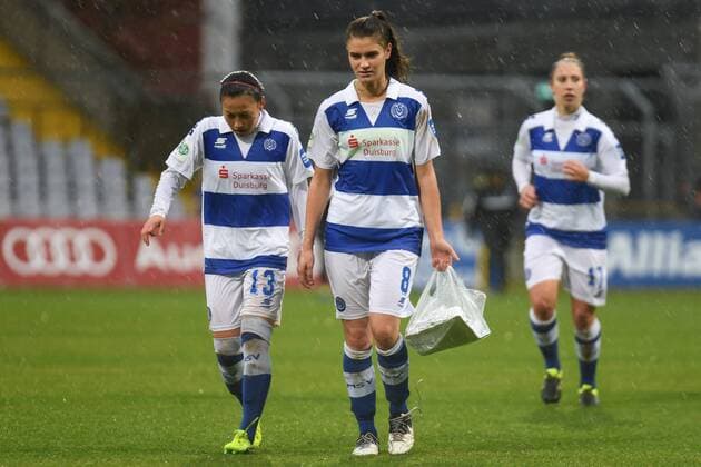 v.li.: Danica Wu (Duisburg, 13) Morina Geldona (Duisburg, 8) Yvonne Zielinski (Duisburg, 17) nach Spielende enttäuscht schauend, Enttäuschung, Frustration, disappointed, pessimistisch, Fussball,Allianz Frauen-Bundesliga, FC Bayern München - MSV Duisburg,
