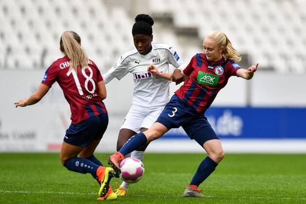 Zweikampf Etonam Nicole Anyomi (SGS, 17) Caroline Siems (Potsdam, 3), Fussball, Allianz Frauen-Bundesliga, SGS Essen - 1.FFC Turbine Potsdam,