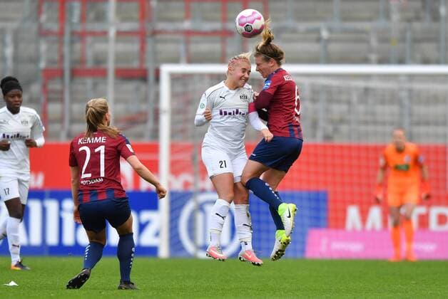 Kopfballduell Elise Kellond Knight (Potsdam, 6) Ina Lehmann (SGS, 21), Fussball, Allianz Frauen-Bundesliga, SGS Essen - 1.FFC Turbine Potsdam,