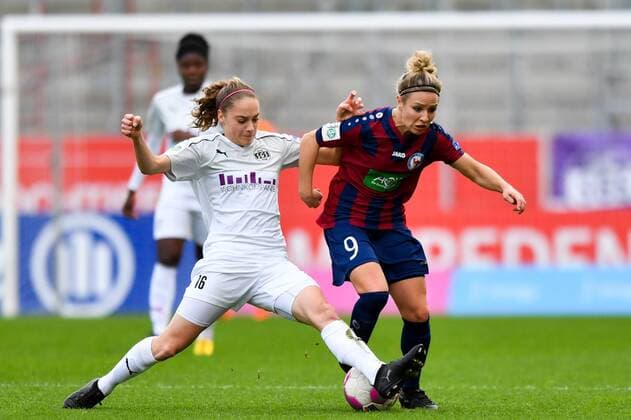 Jacqueline Klasen (SGS, 16) kann Svenja Huth (Potsdam, 9) stoppen, Fussball, Allianz Frauen-Bundesliga, SGS Essen - 1.FFC Turbine Potsdam,
