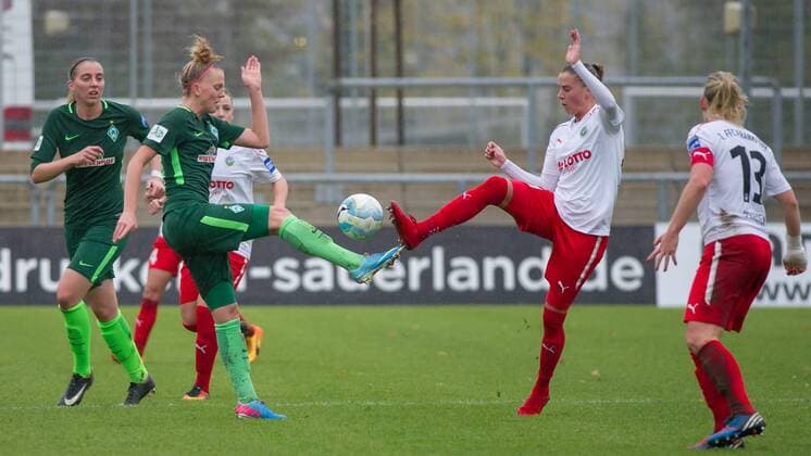 v.li.: Lina Hausicke (SV Werder Bremen, 18) im Zweikampf, Duell mit Ana-Maria Crnogorcevic (1. FFC Frankfurt, 21), Fussball, Allianz Frauen-Bundesliga, 1. FFC Frankfurt - SV Werder Bremen,