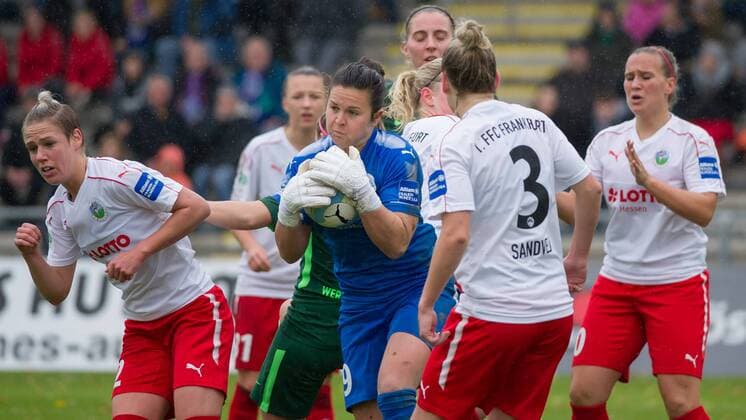 Torhüterin, Torwart Bryane Heaberlin (1. FFC Frankfurt, 29) hat den Ball gefangen, Fussball, Allianz Frauen-Bundesliga, 1. FFC Frankfurt - SV Werder Bremen,