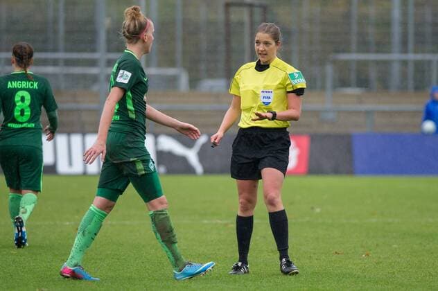v.li.: Lina Hausicke (SV Werder Bremen, 18) wird von Schiedsrichterin Karoline Wacker ermahnt, Fussball, Allianz Frauen-Bundesliga, 1. FFC Frankfurt - SV Werder Bremen,