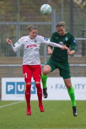 v.li.: Ana-Maria Crnogorcevic (1. FFC Frankfurt, 21) im Kopfballduell, Kopfball, Zweikampf mit Katharina Schiechtl (SV Werder Bremen, 9), Fussball, Allianz Frauen-Bundesliga, 1. FFC Frankfurt - SV Werder Bremen,