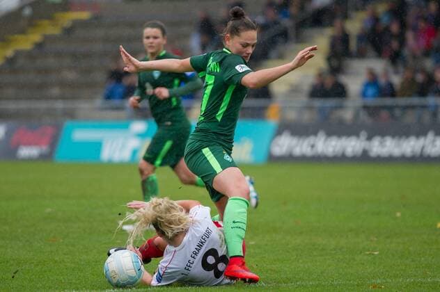 v.li.: Lily Agg (1. FFC Frankfurt, 8) im Zweikampf, Duell mit Giovanna Hoffmann (SV Werder Bremen, 17), Fussball, Allianz Frauen-Bundesliga, 1. FFC Frankfurt - SV Werder Bremen,
