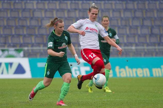 v.li.: Cindy König (Koenig, SV Werder Bremen, 11) im Zweikampf, Duell mit Sophie Schmidt (1. FFC Frankfurt, 12), Fussball, Allianz Frauen-Bundesliga, 1. FFC Frankfurt - SV Werder Bremen,