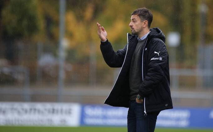 05.11.2017 xcex Deutschland, Frankfurt, Fussball, Frauenfussball Allianz Frauen-Bundesliga Saison 2017 2018 1. FFC Frankfurt - SV Werder Bremen Trainer Niko Arnautis (Frankfurt) an der Seitenlinie