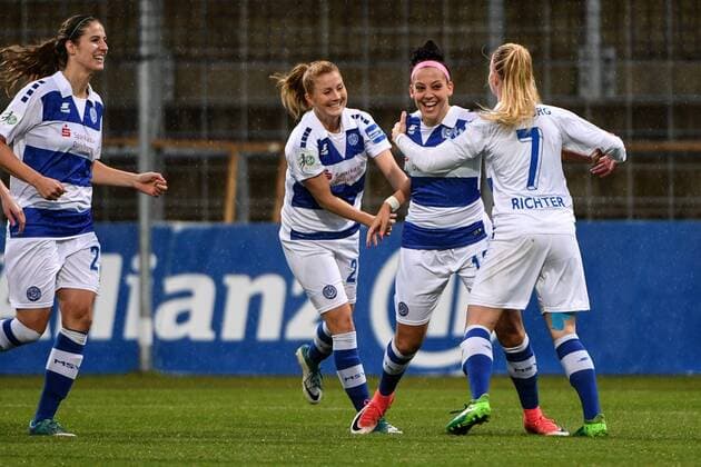 v.li.: Pia Rijsdijk (Duisburg, 25) Vanessa Martini (Duisburg, 22) Sofia Nati (Duisburg, 10) Magdalena Richter (Duisburg, 7) mit Torjubel, Jubel, Torjubel, Torerfolg, celebrate the goal, goal, celebration, Jubel ueber das Tor zum 0:1 durch Sofia Nati (Duisburg, 10), optimistisch, Action, Aktion, Fussball,Allianz Frauen-Bundesliga, FC Bayern München - MSV Duisburg,
