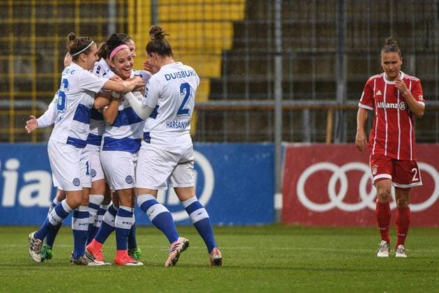 Spielerinnen des MSV Duisburg, Duisburger Spielerinnen mit Torjubel, Jubel, Torjubel, Torerfolg, celebrate the goal, goal, celebration, Jubel ueber das Tor zum 0:1 duerch Sofia Nati (Duisburg, 10) (3.v.re.), optimistisch, Action, Aktion, Gina Lewandowski (FC Bayern München, FCB, 2) enttäuscht schauend, Enttäuschung, Frustration, disappointed, pessimistisch, Fussball,Allianz Frauen-Bundesliga, FC Bayern München - MSV Duisburg,