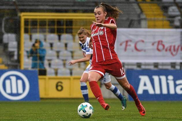 Jill Roord (FC Bayern München, FCB, 10) am Ball, Fussball,Allianz Frauen-Bundesliga, FC Bayern München - MSV Duisburg,
