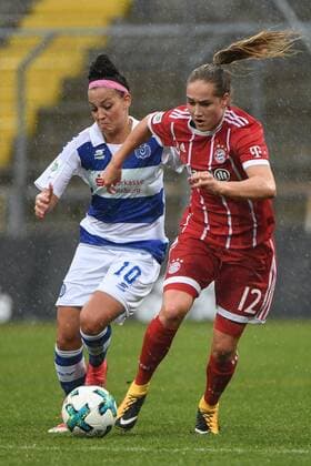 v.li.: Sofia Nati (Duisburg, 10) Sydney Lohmann (FC Bayern München, FCB, 12) im Zweikampf, Duell, duel, tackle, Dynamik, Action, Aktion, Fussball,Allianz Frauen-Bundesliga, FC Bayern München - MSV Duisburg,