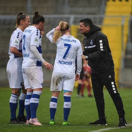 v.li.: Virginia Kirchberger (Duisburg, 24) Lucia Harsanyova (Duisburg, 2) Magdalena Richter (Duisburg, 7) erhalten von Trainer Christian Franz-Pohlmann (Duisburg) Anweisungen, Fussball,Allianz Frauen-Bundesliga, FC Bayern München - MSV Duisburg,