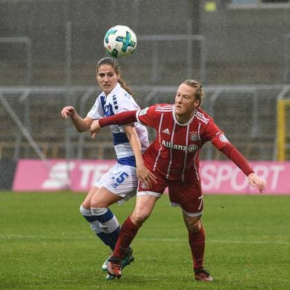 v.li.: Pia Rijsdijk (Duisburg, 25) Melanie Behringer (FC Bayern München, FCB, 7) im Zweikampf, Duell, duel, tackle, Dynamik, Action, Aktion, Fussball,Allianz Frauen-Bundesliga, FC Bayern München - MSV Duisburg,