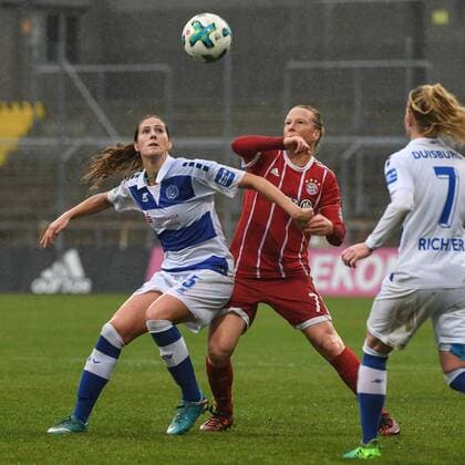 v.li.: Pia Rijsdijk (Duisburg, 25) Melanie Behringer (FC Bayern München, FCB, 7) im Zweikampf, Duell, duel, tackle, Dynamik, Action, Aktion, Fussball,Allianz Frauen-Bundesliga, FC Bayern München - MSV Duisburg,
