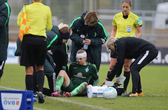 05.11.2017 xcex Deutschland, Frankfurt, Fussball, Frauenfussball Allianz Frauen-Bundesliga Saison 2017 2018 1. FFC Frankfurt - SV Werder Bremen Nina Lührßen (Bremen) muss behandelt werden, ist am Kopf verletzt, Verletzung, Wunde