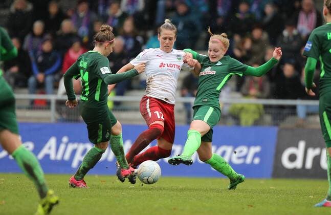 05.11.2017 xcex Deutschland, Frankfurt, Fussball, Frauenfussball Allianz Frauen-Bundesliga Saison 2017 2018 1. FFC Frankfurt - SV Werder Bremen Sophie Schmidt (Frankfurt) zwischen Cindy König und Verena Volkmer (beide Bremen)