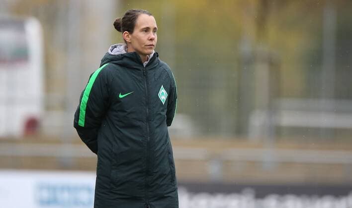 05.11.2017 xcex Deutschland, Frankfurt, Fussball, Frauenfussball Allianz Frauen-Bundesliga Saison 2017 2018 1. FFC Frankfurt - SV Werder Bremen Trainerin Carmen Roth (Bremen) an der Seitenlinie