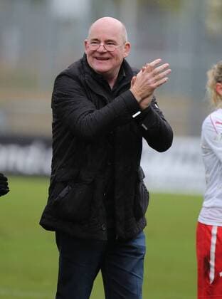 05.11.2017 xcex Deutschland, Frankfurt, Fussball, Frauenfussball Allianz Frauen-Bundesliga Saison 2017 2018 1. FFC Frankfurt - SV Werder Bremen Manager und Investor Siegfried Sigi Dietrich (Frankfurt) bedankt sich bei den Fans, Applaus, Beifall