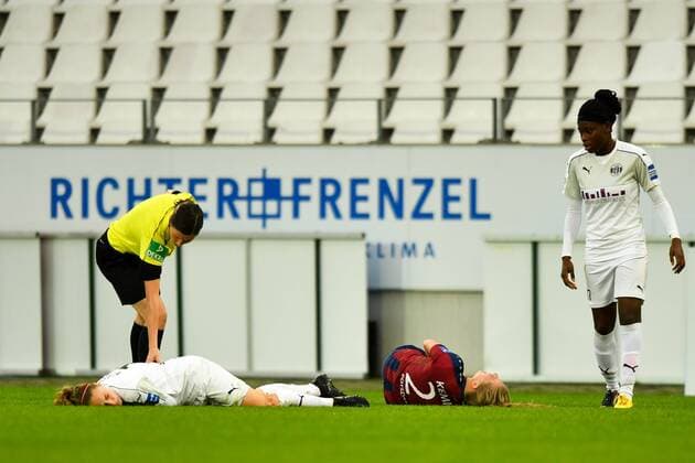 Bilder des Tages - SPORT Jacqueline Klasen (SGS, 16) und Tabea Kemme (Turbine,21) verletzt am Boden, Fussball, Allianz Frauen-Bundesliga, SGS Essen - 1.FFC Turbine Potsdam,