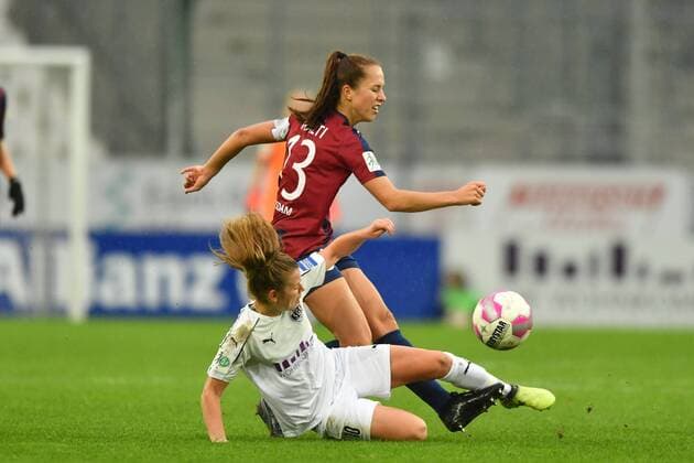 Linda Dallmann (SGS, 10) versucht Lia Wälti (Potsdam, 13) zu stoppen, Fussball, Allianz Frauen-Bundesliga, SGS Essen - 1.FFC Turbine Potsdam,