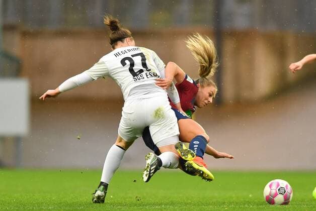 Marina Hegering (SGS, 27) hält Gina Maria Chmielinski (Potsdam, 18), Fussball, Allianz Frauen-Bundesliga, SGS Essen - 1.FFC Turbine Potsdam,
