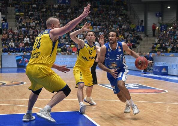 05.11.2017, xblx, Basketball BBL, Frankfurt Skyliners - EWE Baskets Oldenburg, emspor, v.l. Rasid Mahalbasic (EWE Baskets Oldenburg), Mickey McConnell (EWE Baskets Oldenburg), Philip Scrubb (Fraport Skyliners Frankfurt) Frankfurt am Main