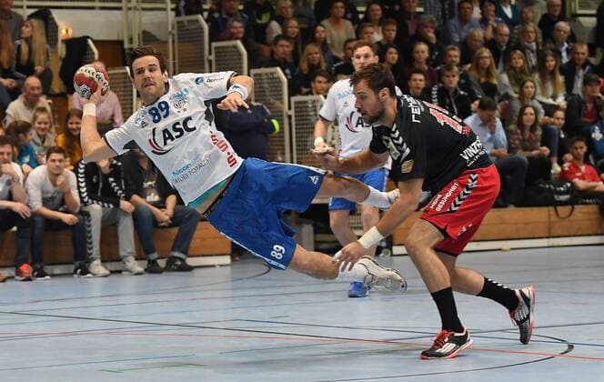 05.11.2017 - Handball - Saison 2017 2018 - 3.Liga - Männer : HC Erlangen HCE II - TV Großwallstadt - - Andre Göpfert (89, TV Großwallstadt ) Sebastian Walz (15, HC Erlangen II , rechts )