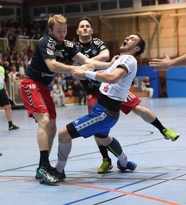 05.11.2017 - Handball - Saison 2017 2018 - 3.Liga - Männer : HC Erlangen HCE II - TV Großwallstadt - - Maximilian Lux (10, HC Erlangen II , links ) und Nicolas Gräsl (19, HC Erlangen II , hinten ) gegen Tom Spieß (31, TV Großwallstadt l rechts )