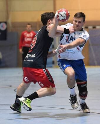 05.11.2017 - Handball - Saison 2017 2018 - 3.Liga - Männer : HC Erlangen HCE II - TV Großwallstadt - - Nicolas Gräsl (19, HC Erlangen II ) Florian Eisenträger (8, TV Großwallstadt , rechts )