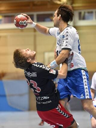 05.11.2017 - Handball - Saison 2017 2018 - 3.Liga - Männer : HC Erlangen HCE II - TV Großwallstadt - - Magnus Hayn (23, HC Erlangen II , links ) Andre Göpfert (89, TV Großwallstadt , rechts )