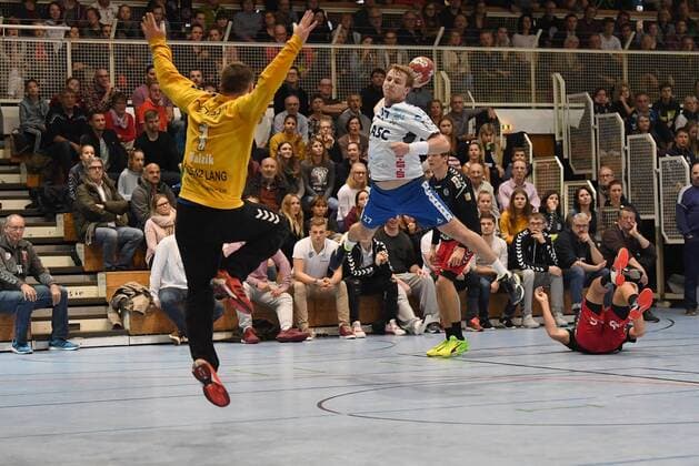 05.11.2017 - Handball - Saison 2017 2018 - 3.Liga - Männer : HC Erlangen HCE II - TV Großwallstadt - - Mario Stark (27, TV Großwallstadt , rechts ) gegen Philipp Walzik (1, HC Erlangen II , links )