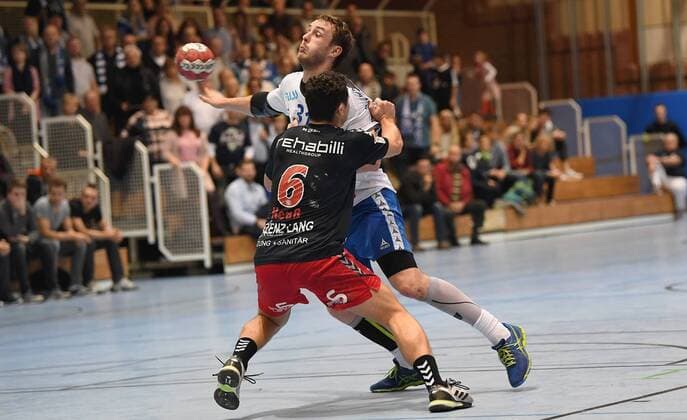 05.11.2017 - Handball - Saison 2017 2018 - 3.Liga - Männer : HC Erlangen HCE II - TV Großwallstadt - - Ferdinand Neuß (6, HC Erlangen II , vorne ) Tom Spieß (31, TV Großwallstadt , hinten )