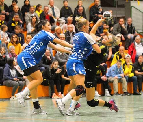 Martine Smeets (Bietigheim 8) und Antje Lauenroth (Bietigheim 5) blocken einen Angriff von Anne Mueller (Dortmund 8) beim Spiel Borussia Dortmund vs. SG BBM Bietigheim, Handball, Damen, DHB-Pokal, Achtelfinale, 05.11.2017 Dortmund Copyright: xHommes Eibner-Pressefotox EP_MHS