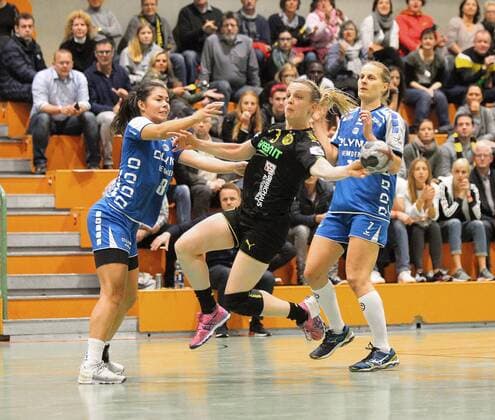 Martine Smeets (Bietigheim 8) und Nina Mueller (Bietigheim 7) koennen einen Angriff von Stella Kramer (Dortmund 3) nicht abwehren beim Spiel Borussia Dortmund vs. SG BBM Bietigheim, Handball, Damen, DHB-Pokal, Achtelfinale, 05.11.2017 Dortmund Copyright: xHommes Eibner-Pressefotox EP_MHS