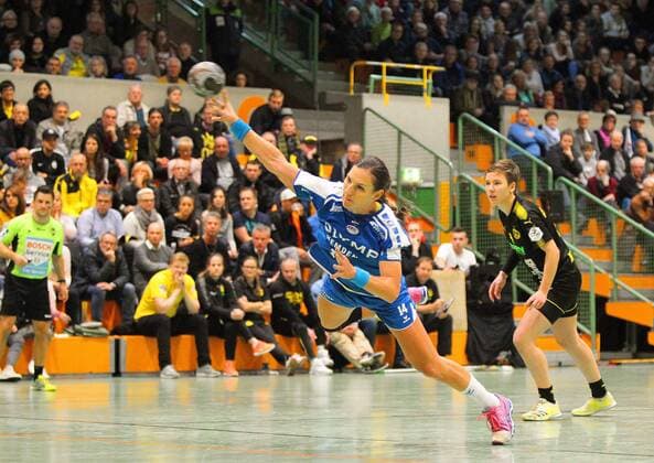 Karolina Kudlacz-Gloc (Bietigheim 14) wirft einen Siebenmeter, Alina Grijseels (Dortmund 4) beobachtet beim Spiel Borussia Dortmund vs. SG BBM Bietigheim, Handball, Damen, DHB-Pokal, Achtelfinale, 05.11.2017 Dortmund Copyright: xHommes Eibner-Pressefotox EP_MHS
