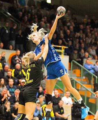 Saskia Weisheitel (Dortmund 6) versucht den Wurf. von Susann Mueller (Bietigheim 22) zu blocken beim Spiel Borussia Dortmund vs. SG BBM Bietigheim, Handball, Damen, DHB-Pokal, Achtelfinale, 05.11.2017 Dortmund Copyright: xHommes Eibner-Pressefotox EP_MHS