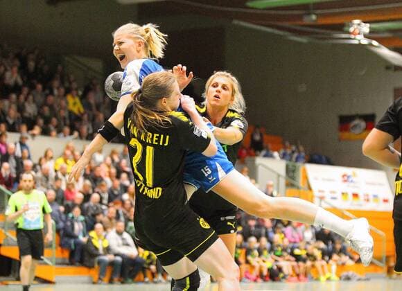 Harma van Kreij (Dortmund 21) und Saskia Weisheitel (Dortmund 6) versuchen den Angrioff von Kim Naidzinavicius (Bietigheim 15) zu blocken beim Spiel Borussia Dortmund vs. SG BBM Bietigheim, Handball, Damen, DHB-Pokal, Achtelfinale, 05.11.2017 Dortmund Copyright: xHommes Eibner-Pressefotox EP_MHS