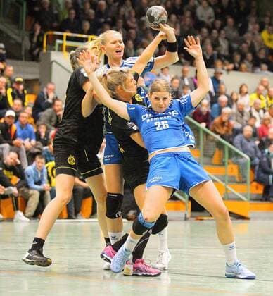 Harma van Kreij (Dortmund 21) und Saskia Weisheitel (Dortmund 6) blocken den Angriff von Kim Naidzinavicius (Bietigheim 15) und Angela Malestein (Bietigheim 26) beim Spiel Borussia Dortmund vs. SG BBM Bietigheim, Handball, Damen, DHB-Pokal, Achtelfinale, 05.11.2017 Dortmund Copyright: xHommes Eibner-Pressefotox EP_MHS