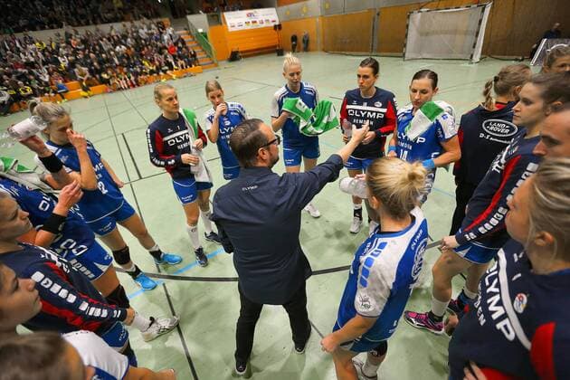 Chefcoach Martin Albertsen (Bietigheim) instruiert seinen Spielerinnen waehrend einer Auszeit beim Spiel Borussia Dortmund vs. SG BBM Bietigheim, Handball, Damen, DHB-Pokal, Achtelfinale, 05.11.2017 Dortmund Copyright: xHommes Eibner-Pressefotox EP_MHS