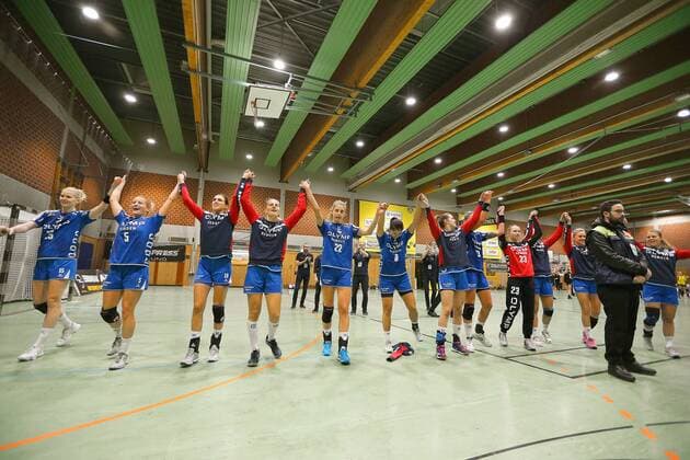 Die Spielerinnen von SG BBM Bietigheim jubeln vor den Fans beim Spiel Borussia Dortmund vs. SG BBM Bietigheim, Handball, Damen, DHB-Pokal, Achtelfinale, 05.11.2017 Dortmund Copyright: xHommes Eibner-Pressefotox EP_MHS