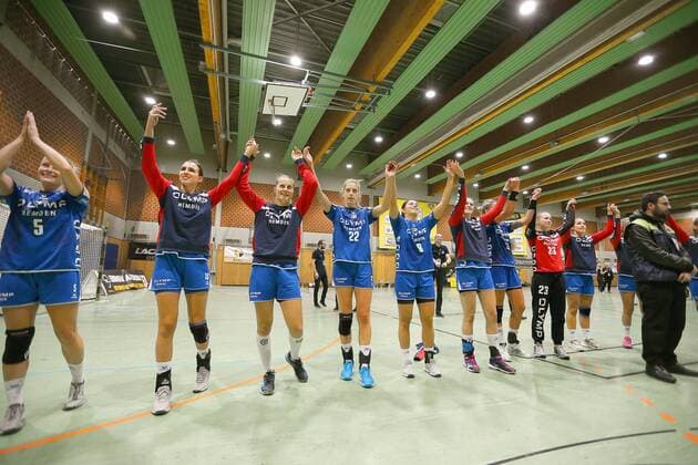 Die Spielerinnen von SG BBM Bietigheim jubeln vor den Fans beim Spiel Borussia Dortmund vs. SG BBM Bietigheim, Handball, Damen, DHB-Pokal, Achtelfinale, 05.11.2017 Dortmund Copyright: xHommes Eibner-Pressefotox EP_MHS
