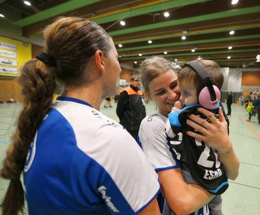 Angela Malestein (Bietigheim 26) jubelt mit Kind nach dem Schlusspfiff beim Spiel Borussia Dortmund vs. SG BBM Bietigheim, Handball, Damen, DHB-Pokal, Achtelfinale, 05.11.2017 Dortmund Copyright: xHommes Eibner-Pressefotox EP_MHS
