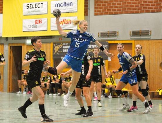 Kim Naidzinavicius (Bietigheim 15) hat sich gegen Alina Grijseels (Dortmund 4) durchgesetzt und wirft auf das Tor beim Spiel Borussia Dortmund vs. SG BBM Bietigheim, Handball, Damen, DHB-Pokal, Achtelfinale, 05.11.2017 Dortmund Copyright: xHommes Eibner-Pressefotox EP_MHS