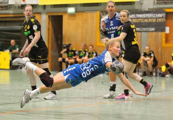 Antje Lauenroth (Bietigheim 5) schlaegt den Ball im Sprung in das Tor beim Spiel Borussia Dortmund vs. SG BBM Bietigheim, Handball, Damen, DHB-Pokal, Achtelfinale, 05.11.2017 Dortmund Copyright: xHommes Eibner-Pressefotox EP_MHS