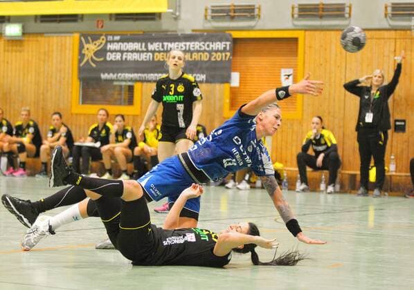 Luisa Schulze (Bietigheim 13) springt in den Kreis und wirft, Mira Emberovics (Dortmund 55) ist ueberspielt beim Spiel Borussia Dortmund vs. SG BBM Bietigheim, Handball, Damen, DHB-Pokal, Achtelfinale, 05.11.2017 Dortmund Copyright: xHommes Eibner-Pressefotox EP_MHS