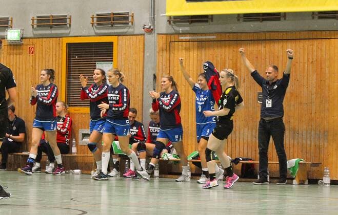 Die Spielerinnen von SG BBM Bietigheim springen von der Bank auf und jubeln nach dem Schlusspfiff beim Spiel Borussia Dortmund vs. SG BBM Bietigheim, Handball, Damen, DHB-Pokal, Achtelfinale, 05.11.2017 Dortmund Copyright: xHommes Eibner-Pressefotox EP_MHS