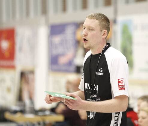 Deutschland - Kriftel - 05.11.2017 Handball - Hessen - 3. Liga West - Damen Saison 2017 2018 TuS Kriftel (rot) - HC Leipzig (gelb) v.l. Trainer Christian Albat (TuS Kriftel) TuS Kriftel - HC Leipzig