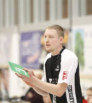 Deutschland - Kriftel - 05.11.2017 Handball - Hessen - 3. Liga West - Damen Saison 2017 2018 TuS Kriftel (rot) - HC Leipzig (gelb) v.l. Trainer Christian Albat (TuS Kriftel) TuS Kriftel - HC Leipzig